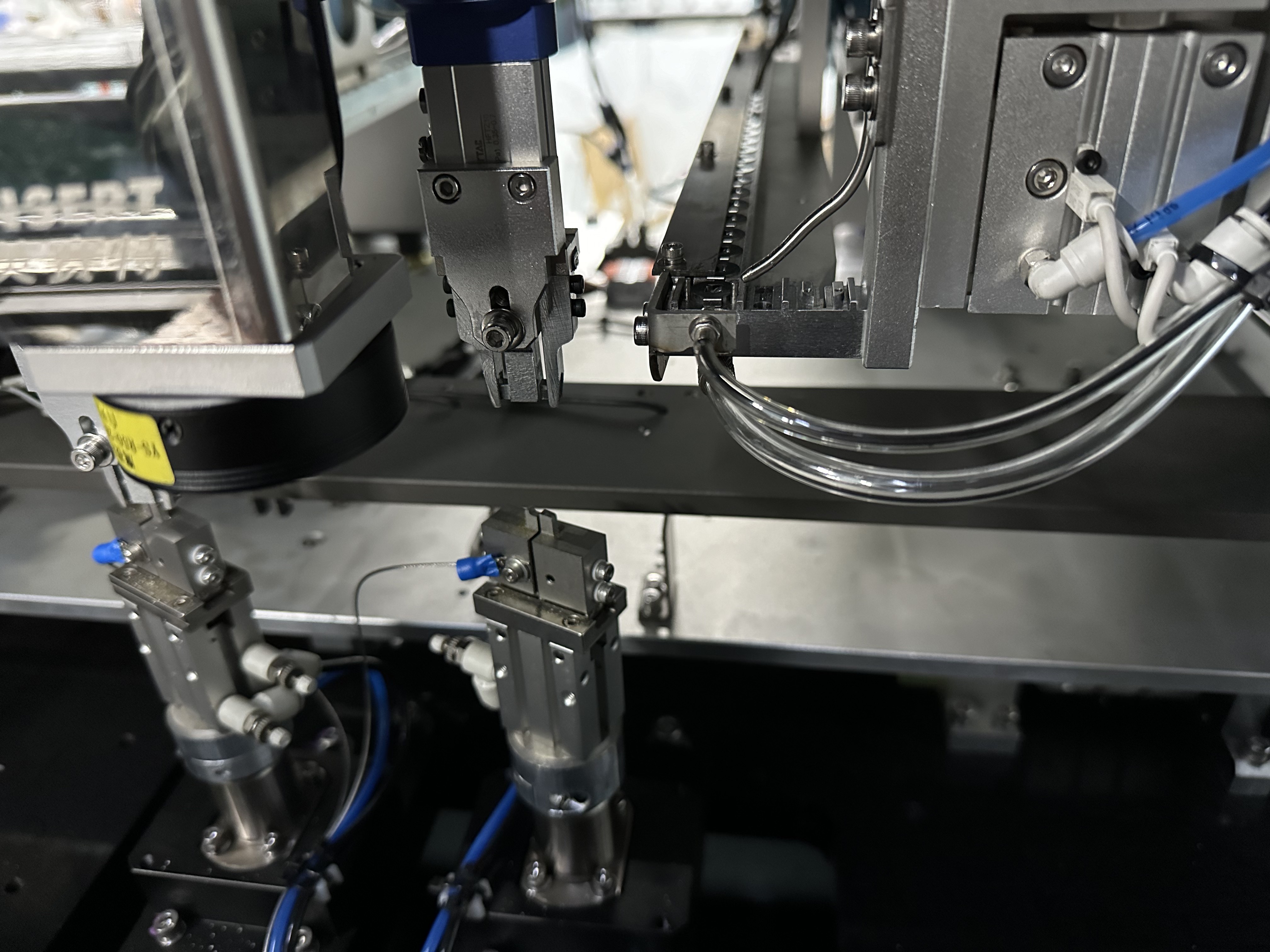 S7000 terminal insertion machine clinching heads and terminal feed mechanism